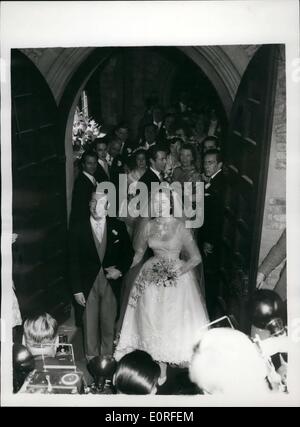 5. Mai 1959 - Julie Andrews Vermählten in Weybridge: die Hochzeit fand am Nachmittag im Dorf Kirche von Oatlands, Weybridge von Julie Andrews Star '' My fair Lady"und ihr süßes Herz Bühnenbildner Tony Walton, haben sie bekannt einander seit ihrer Kindheit. Foto zeigt die Braut und der Bräutigam der Kirche mit Blick auf die riesige Menge nach der Hochzeit verlassen heute Nachmittag. Stockfoto