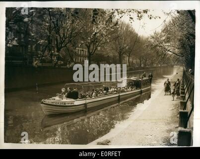 5. Mai 1959 - Waterfront Party - auf Kanalboot: Herr John James - Künstler und Buchillustrator gibt einer der ersten Waterfront Parteien von der Saison heute - auf seinem Kanalboot '' Jason'' - Kreuzfahrt auf dem Kanal durch Regents Park nach Camden Town. Eine Reihe von Sänger - Schriftsteller und Schauspieler sind seine Gäste. Foto zeigt auf der Suche nach unten '' Jason'' und die Nachtschwärmer - zu Beginn der Kreuzfahrt heute Morgen. Stockfoto