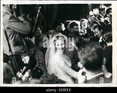 5. Mai 1959 - Mi Julie Andrews in Weybridge; Die Hochzeit fand heute Nachmittag um das Dorf Kirche Oatlands, Weybridge von Julie Andrews, Star der "My fair Lady" - und ihr Schatz Bühnenbildner Tony Walton, Foto zeigt die Braut wendet sich an einige der Kameraleute konfrontiert, wie sie die Kirche mit dem Bräutigam nach der Hochzeit ging heute Nachmittag. Stockfoto