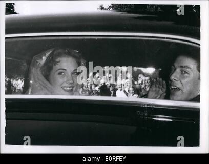 5. Mai 1959 - Mi Julie Andres Tony Walton in Weybridge; Die Hochzeit fand am Nachmittag im Dorf Kirche von Oatlands, Weybridge von Julie Andrews, Star der "My fair Lady"- und ihr Schatz Bühnenbildner Tony Walton, Foto zeigt Julie Andres und Tony Walton - auf der Suche von ihrem Auto, als sie die überfüllte Kirche verließen nach der Hochzeit gestern. Stockfoto