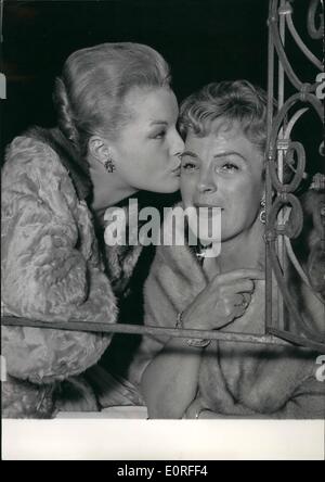 5. Mai 1959 - Cannes film Festival; Romy Schneider küsst liebevoll ihre Mutter als beide machten einen Spaziergang am Napoule, Cannes, gestern. Stockfoto