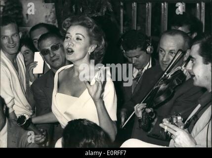 5. Mai 1959 - Festival Cannes Flim.: Foto zeigt Rhonda Fleming singen für die Gäste während des Mittagessens Napoule gestern abgehaltenen. Stockfoto