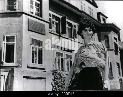 5. Mai 1959 - Besuche Star des Films "The Diary of Anne Frank'' Annes Geburtsort. Die junge amerikanische Schauspielerin Millie Perkins spielte die Titelrolle in dem Film '' The Diary of Anne Frank", der auf Europa-Tournee ist vor die Weltpremiere des Films in London nächsten Monat ein Besuch im Haus in der Gangahfer Straße, Farnkfurt, Deutschland, wo Anne Frank geboren wurde. Foto zeigt, dass Millie Perkins vor Anne Franks Geburtshaus in Frankfurt am Main abgebildet. Stockfoto