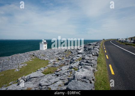 Leuchtturm auf felsigen Küstenstraße der Burren im County Clare, Irland Stockfoto