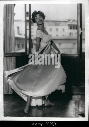 6. Juni 1959 - von Prinzessin Paola Aussteuer:: die Aussteuer für Prinzessin Paola Ruffo Di Calabria, der Prinz Albert von Belgien, heiraten in Florenz von Madame Cirri unternommen. Besonders reizvoll sind die handbestickten Nachthemden, in einer klassischen Linie gemacht. Die drei Grundfarben für die Aussteuer sind weiß, rosa und blass-grün. Foto zeigt Teil der Prinzessin Aussteuer ist dieser blass-grün Georgette-Nachthemd. Stockfoto