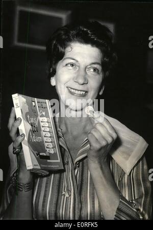 6. Juni 1959 - Mme.Arlette De Pitray, am besten französischer Humorist Schriftsteller. Frau Arlette De Pitray erhielt den jährlichen großen Preis für Humor für ihr Buch: '' Tais-Toi Adam'' heute Morgen in Paris. das Foto zeigt die Preisträgerin mit ihrem Buch und die Silbermedaille, die ihr von der neuen Akademiemitglied Marcel Achard übergeben wurde. Stockfoto