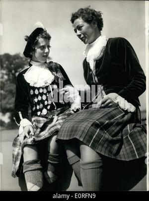 6. Juni 1959 - Hertfordshire Highland Games: The Hertfordshire Highland Games fand heute am Rothamsted Park, Harpenden. Foto zeigt, dass Sally Watson, ein Schriftsteller aus San Francisco, Vereinigte Staaten von Amerika, der in der Highland Fling-Wettbewerb teilgenommen, die 24 Medaillen getragen von 12-jährigen Naureen Spur von Blackheath, gewann für Highland Dancing bewundert. Stockfoto