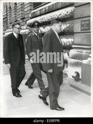 5. Mai 1959 - westdeutschen Verteidigungsminister in London.: Herr Strauß der Bundesrepublik Deutschland-Verteidigungsminister - wer auf Einladung der Regierung in London ist - ging an das Verteidigungsministerium heute Nachmittag. Er ist hier, über den Kauf von Rüstungsgütern zu sprechen. Foto zeigt, dass Herr Straues das Verteidigungsministerium - gefolgt von Herr Von Herwarth und eines deutschen Offiziers - heute Nachmittag eingibt. Stockfoto