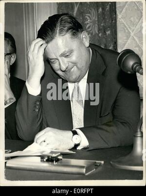 5. Mai 1959 - gibt westdeutschen Verteidigungsminister Pressekonferenz; Foto zeigt Herrn Franz Josef Strauß, der westdeutschen Verteidigungsminister, für Gespräche mit Mr Duncan Sandys, Bild an diesem Abend Pressekonferenz im Claridge es Hotel in London ist. Stockfoto