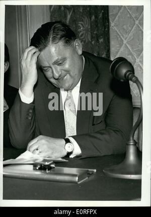 5. Mai 1959 - westdeutschen Verteidigungsminister gibt Press conference.:Photo Herrn Franz Josef Strauß zeigt, der westdeutschen Verteidigungsminister, der in London für Gespräche mit Mr Duncan Sandys, Bild an diesem Abend Pressekonferenz im Ckarisdge Hotel. Stockfoto