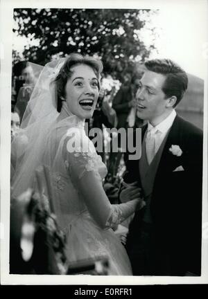 5. Mai 1959 - Mi Julie Andrews Tony Walton - in Weybridge. Die Hochzeit fand gestern in Weybridge, Surrey - von "My Fair Lady'' star Julie Andrews- und ihre Jugendliebe Tony Walton... Keystone-Fotoshows: - Julie Andrews und Ehemann Tony Walton in fröhlicher Stimmung - nach der Hochzeit gestern. Stockfoto