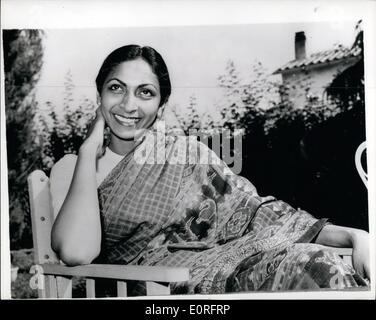 5. Mai 1959 - Sonali Das Gupta in Rom.: Foto zeigt charmante Studie von Sonali Das Gupta, Freund des italienischen Herstellers Roberto Rossellini, abgebildet auf einer Villa in der Nähe von Rom nach der Ankunft aus Paris, wo sie an den Filmfestspielen von Cannes, die sie mit Rossellini Anschluss ging zu seinem neuesten Film sehen besuchte "Indien" Stockfoto