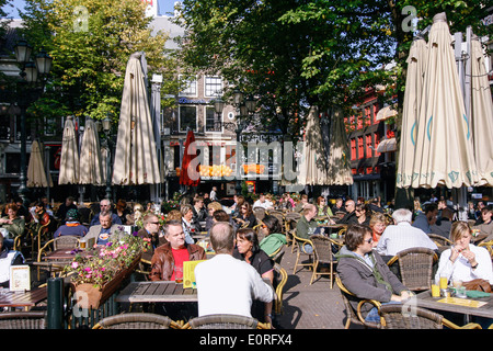 Menschen, die genießen eines sonnigen Tages auf dem Leidseplein in Amsterdam Stockfoto
