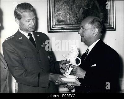 6. Juni 1959 - General Lauris Norstad besucht bayerischen Ministerpräsidenten: der Oberbefehlshaber der NATO-Streitkräfte in Europa, General Lauris Norstad, bei seinem ersten offiziellen Besuch in West-Deutschland in München angekommen. Begleitet wird er von seiner Frau und seiner Tochter. Foto zeigt (von links nach rechts) General Lauris Norstad erhielt den Bayerischen Löwen (Bayerischer Löwe) aus dem bayerischen Ministerpräsidenten Dr. Hanns Seidel. Stockfoto