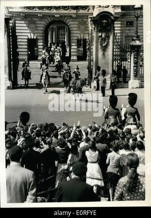 6. Juni 1959 - Trooping die Farbe Zeremonie. HM The Queen nahm den Salute auf Horse Guards Parade an Trooping die Farbe Zeremonie anlässlich der offiziellen Geburtstag. Foto zeigt:-die Szene als HM The Queen, gesehen, salutieren, verließ Buckingham Palace auf dem Weg zur Zeremonie. Stockfoto