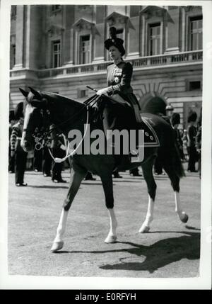 6. Juni 1959 - Trooping die Farbe Zeremonie: H. M. Die Königin nahm den Salute auf Horse Guards Parade, bei der heutigen anlässlich ihrer offiziellen Geburtstag. Foto zeigt H.-M. Die Königin gesehen verlassen Buckingham Palace heute für die Zeremonie. Stockfoto