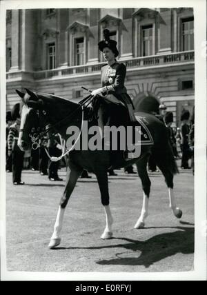 6. Juni 1959 - Trooping die Farbe Zeremonie.: H.M die Königin nahm Salute auf Horse Guards Parade, bei der heutigen Trooping die Farbe Zeremonie anlässlich der offiziellen Geburtstag. Foto zeigt H.M die Königin gesehen verlassen Buckingham Palace heute für die Zeremonie. Stockfoto