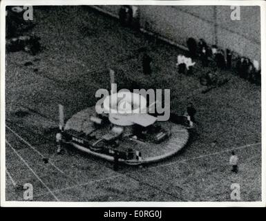 6. Juni 1959 - Großbritannien flying Saucer Triumph: ein Sanders-Roe Hof in Cowes, Isle Of Wight am Sonntag, Großbritanniens fliegende Untertasse, dreimal stieg einen Fuß über dem Boden und schwebte für halbe Stunde. Der Flug war ein Triumph für die Männer, die diese Hoverplane offiziell die S.R.N. 1 zu sehen - als die Cross Channel Fähre der Zukunft und später als einen riesigen Ozean-Hoverliner. Das Geheimnis der Untertasse ist ein horizontaler Fan, sorgt für ein Kissen von Druckluft unterstützen, wie es über das Meer oder den Boden fährt. Die ersten Untertasse ist nur ein Zweisitzer, 34 Fuß lang und 26 Fuß breit. Die S.R.N Stockfoto