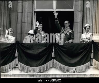 6. Juni 1959 - Trooping die Farbe Zeremonie. Königliche Familie Welle vom Balkon des Palastes. H.M. Die Königin nahm heute den Gruß auf Horse Guards Parade, an der Trooping die Farbe Zeremonie anlässlich offiziellen Geburtstag. Foto zeigt: H. M. Die Königin und der Duke of Edinburgh Welle auf das Publikum aus dem Balkon des Buckingham Palace, ist nach heutigen Farbe Zeremonie Trooping. Auf Links ist Prinzessin Anne, im Zentrum ist Königin Elizabeth, die Königinmutter und rechts ist Prinzessin Margaret. Stockfoto