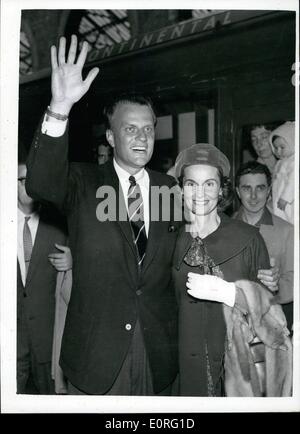 6. Juni 1959 - Billy Graham kommt in London: amerikanische Evangelist Billy Graham an der Victoria Station heute Nachmittag kam. Begleitet wurde er von seiner Frau Ruth und sie sind für einen Kurzurlaub. Foto zeigt Billy Graham und seine Frau bei der Ankunft an der Victoria Station heute Nachmittag. Stockfoto