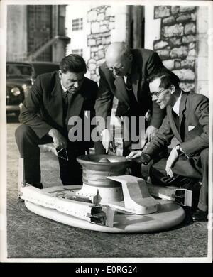 9. Juni 1959 - Großbritanniens fliegende Untertasse Triumph. Bei einem Saunders-Roe-Hof in Cowes stieg Isle Of Wight, am Sonntag Großbritanniens fliegende Untertasse, dreimal einen Fuß über dem Boden und schwebte eine halbe Stunde. Der Flug war, ein Triumph der Männer haben, die diese Hoverplane, offiziell die SRN 1, als der Cross Channel Fähre der Zukunft und später als einen riesigen Ozean-Hoverliner sehen. Das Geheimnis der Untertasse ist ein horizontaler Fan, sorgt für ein Kissen von Druckluft unterstützen, wie es über das Meer oder den Boden fährt. Die ersten Untertasse ist nur ein Zweisitzer, 34 Fuß lang und 26 Fuß breit Stockfoto
