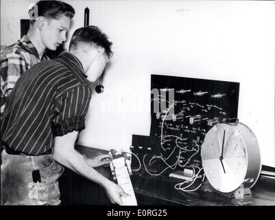 9. Juni 1959 - Notizen aus einem Automaten: der Direktor der Bielefelder Max-Plank-Matura, Lothar Wolf - links - ist ein Automat zur Kenntnis nehmend, das Modell wurde jetzt zum ersten Mal vor einem kleinen Kreis von Pädagogen ausgestellt konstruiert. Die Maschine fühlt sich elektronisch entlang der Ränder der Kopie-Bücher. Markierungen mit Bleistift (Graphit) am Rande geschrieben verursachen elektrische Impulse, die einen automatischen Zähler arbeiten. Eine elektro-magnetische Stoppuhr fügt die Fehler-Impulse, setzt sie in Reihenfolge nach Art und schwere und legt dann die richtige note Stockfoto