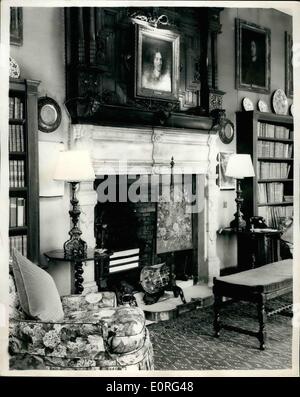 8. August 1959 - britische offizielle Foto - Krone urheberrechtlich geschützt. DIE LANGE GALERIE IN CHEQUERS, WO PRÄSIDENT EISENHOWER UND HERR MACMILLAN LOBESHYMNEN WERDEN. Wenn Präsident Eisenhower an Chequers für seine Gespräche mit dem Ministerpräsidenten geht werden sie in der berühmten Long Gallery verleihen. Dies ist eines der frühesten Zimmer im Haus. An den Wänden hängen Porträts der ehemaligen Besitzer von Chequers und es gibt auch viele Relikte von Oliver Cromwell auf dem Zimmer Stockfoto