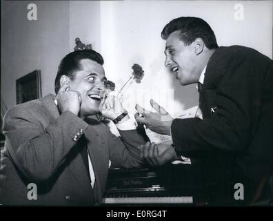 8. August 1959 - '' Bubi'' singenden Boxer; Gustav Scholz genannt '' Bubi'', Europameister im Mittelgewicht Boxen schon vor vier Jahren versucht zu singen (er hat begonnen, jetzt, als unser Bild von 1955 zeigt einige Song aufzunehmen. Jetzt erscheint seine erste Aufzeichnungen mit den Liedern '' Blue Jeans'' und '' Nacht ''. Gerhard Wendland (bekannte deutsche Sängerin) (Gerhard Wendland) links noch schließt seine Ohren beim hören '' Bubi Sünde? Stockfoto