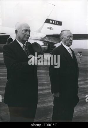 8. August 1959 - Eisenhower in Bonn: am 26. August 1959, kam der amerikanische Präsident Dwight D. Eisenhower am Köln-Bonner Flughafen Wahn (Wahn). Begrüßt wurde er durch das gesamte Kabinett von Bundeskanzler Dr. Konrad Adenauer geführt. Foto zeigt Präsident Eisenhower und Bundeskanzler Dr. Adenauer. Stockfoto