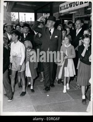 8. August 1959 - Premier besucht Basildon Neustadt.: der Ministerpräsident Herr Harold MacMillan hat heute einen Besuch in Neustadt Basildon, Essex. Foto zeigt Herr Macmillan Wellen, um die Zuschauer heute seinen Besuch in das Einkaufszentrum. Stockfoto