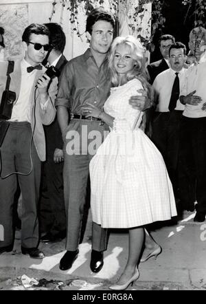 Schauspielerin Brigitte Bardot mit ihrem Ehemann Jacques Charrier Stockfoto