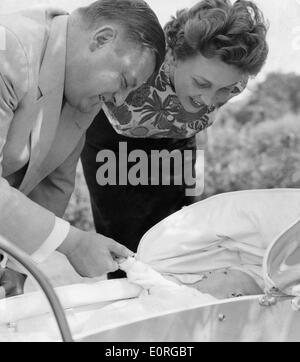 Franz Josef Strauß und Frau Marianne auf einem Spaziergang mit ihrem neugeborenen Sohn Stockfoto