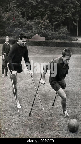 3. Juli 1959 - Hennef, Deutschland - behinderte Menschen spielen Fußball. Invalides aus Österreich, Holland, Frankreich, Luxemburg, Schweden, Finnland und Deutschland hatten einen Wettbewerb in allen Sportarten in Hennef in der Nähe von Köln. Etwa 150 Invalides nahmen an diesem internationalen Invalides Sport treffen, der, das Beschützer von denen die Vereinigung der Welt Front Kämpfer war. Stockfoto