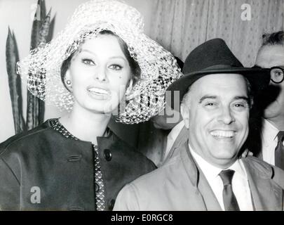 Sophia Loren und Ehemann Carlo Ponti Ankunft auf dem Flughafen Tempelhof Stockfoto