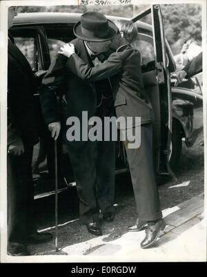 7. Juli 1959 - besucht Sir Winston Taufe des 10.. Enkelkind einen Kuss von Nicholas.: Sir Winston und Lady Churchill besuchte die Taufe heute Nachmittag in der Chapel Royal Hospital Chelsea - von ihren 10.. Enkel Ropert Christopher das fünfte Kind von ihrer Tochter und Sohn eine niedrige Mr und Mrs Christopher Soames. Fotoshows elfjährige Nicholas Soames hat einen Kuss zur Begrüßung für seinen Großvater - Sir Winston Churchill bei der Ankunft für die Taufe heute Nachmittag. Stockfoto