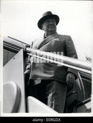 7. Juli 1959 - Sir Winston Churchill verlässt für Urlaub Kreuzfahrt.: Sir Winston Churchill verließ London Flughafen für Monte-Carlo - für ein Urlaub Kreuzfahrt mit Mitgliedern seiner Familie an Bord der Luxusyacht, Herr Aristotle Onassis angehören. Das Foto zeigt Sir Winston Churchill auf der Flugzeugtreppe am Flughafen London heute Morgen. Stockfoto