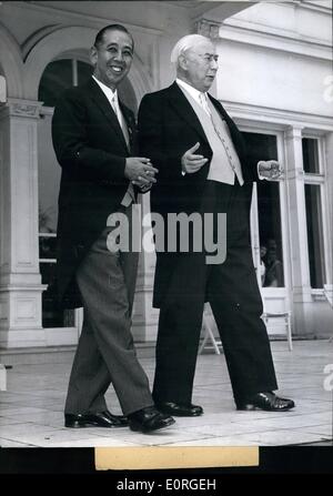 7. Juli 1959 - Kishi in Bonn: auf seiner Tour durch Europa am 16. Juli 1959 der japanische Premierminister Kishi auch besuchte die bundesdeutsche Hauptstadt Bonn, wo er traf sich mit Präsident Prof. Theodor Heuss und Bundeskanzler Dr. Konrad Adenauer. Foto zeigt: Nobusuke Kishi (Nobusuke Kishi) und Präsident Prof. Heuss (HEUSS), im Gespräch. Stockfoto