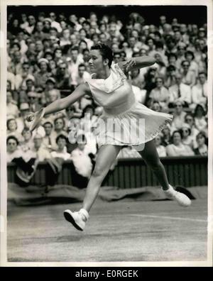 7. Juli 1959 - Halbfinale Wimbledon Tennis-Meisterschaften Frauen. MIS Bueno im Vergleich zu Miss Moore. Foto zeigt Miss S.M. Moore (USA), im Spiel gegen Miss M.E. Bueno (Brasilien), während ihre Frauen Singles Halbfinale Match in Wimbledon heute. Stockfoto