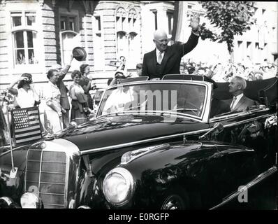 8. August 1959 - Eisenhower Besuch in Bonn: wehende Massen sind die Bonner Straßen säumen, als Präsident Eisenhower, stehend in einem Mercedes an seinem Besuch Präsident Heuss leitet. Stockfoto