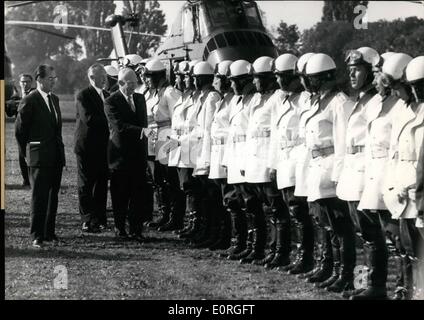 8. August 1959 - um Zeit zu sparen... Präsident Eisenhower und Bundeskanzler Dr. Adenauer ging nicht mit dem Auto, sondern einen Hubschrauber verwendet, wenn Sie von Bad Godesberg zum Flughafen Köln - Wahn. Foto zeigt vor seiner Abreise, Präsident Eisenhower wird gesehen, Händeschütteln und danken die Polizisten, die ihn auf seinen Reisen durch Bonn begleitet hatte. am linken (im Hintergrund) Bundeskanzler Dr. Adenauer. Stockfoto