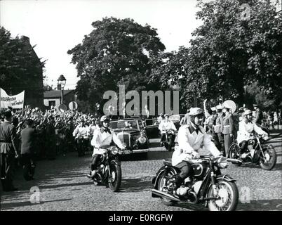 8. August 1959 - Eisenhower - Besuch in Bonn. Weiß gekleidete Motorrad - Polizisten sind gui Auto von Präsident Eisenhower durch Stockfoto