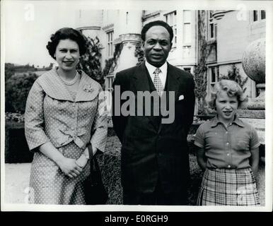 8. August 1959 - Kanäle Premierminister sieht die Königin am Baimororal Schloss: Dr. Nkrumah, der Premierminister von Ghana, hat die Königin am Belmoral Schloss besuchte. HR-Majestät war wegen besuchen Sie Ghana im November, aber der Besuch wegen der Königin Schwangerschaft abgesagt werden musste. Sie sollen neu Diskus Datum für eine königliche Besuch Gavan. Foto zeigt Dr. Nerumar heute mit der Königin und Prinzessin Anne in Gourdes von Balmoral Castle abgebildet ist. Stockfoto