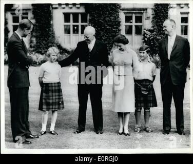 8. August 1959 - Präsident Eisenhower trifft die Königsfamilie auf Balmoral Castle.: Prisdent Eisenhower glücklich zehn Minuten im Chat verbracht und fotografiert mit der königlichen Familie auf dem Rasen im Balmorel Schloss heute vor der Abreise auf seiner Reise nach Süden in Chequers, wo er das Wochenende verbringen, die Gespräche mit Herrn Macmillan. Foto zeigt Präsident Eisenhower legt seine Hand auf Prinzessin Anne Schultern, wie er für Fotos mit der Königin, Prinz Philip, der Prince Of Wales posiert und rechts Major John Eisenhower, der Präsidentensohn ist. Stockfoto