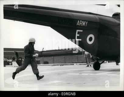 7. Juli 1959 - Rekord gebrochen in Big Air Race: nationale Servicemann, 2. Leutenant Barry Lynch von Eastbourne, heute brach den Rekord in der "Daily Mail" Air Race, wenn er bedeckt die 214 Meilen zwischen London und Paris in 57 Min. 3 sec, die die Zeit Kapitän Roderick Walker zu schlagen, richten Sie am Montag um 44 Sekunden. Leutenant Lynch, von königliches Korps der Signale Training Brigade in Catterick, über den Kanal von Dachdecker Hunter Düsenjäger. Das Foto zeigt 2.. Lieut Lynch, der 24 ist, fährt an den Hubschrauber am Battersea Heliport von wo er nach Biggin Hilland dann über den Kanal von Kampfjet flog. Stockfoto