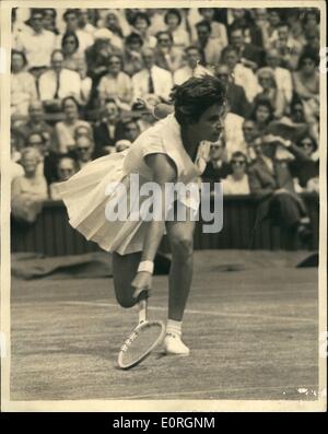 7. Juli 1959 - Wimbledon Tennis-Meisterschaften. Frauen Halbfinale, Miss Bueno im Vergleich zu Miss Moore. Foto zeigt Miss M.E. Bueno B Stockfoto