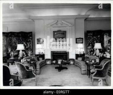 20. August 1959 - Blick auf den Kamin im blauen Zimmer im Winfield House, Regents Park nach Hause von der US-Botschafter, wo Präsident Eisenhower während seines bevorstehenden Aufenthalt, Besuch in London. Foto von heute. Stockfoto