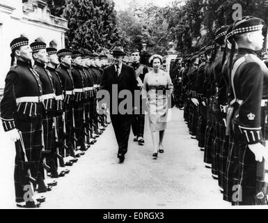 Präsident Eisenhower und Queen Elizabeth II zu überprüfen Stockfoto