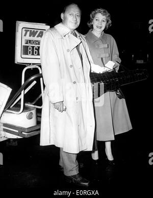 Darsteller Jack Benny und Mary Livingstone am Flughafen Stockfoto