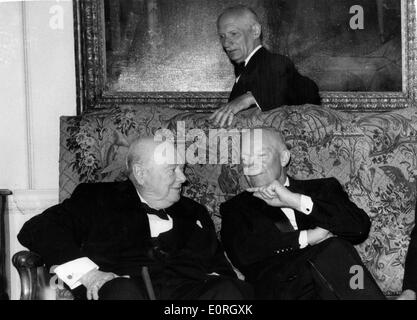 Präsident Eisenhower mit Winston Churchill auf party Stockfoto