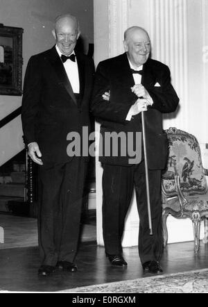 Präsident Eisenhower mit Winston Churchill auf party Stockfoto